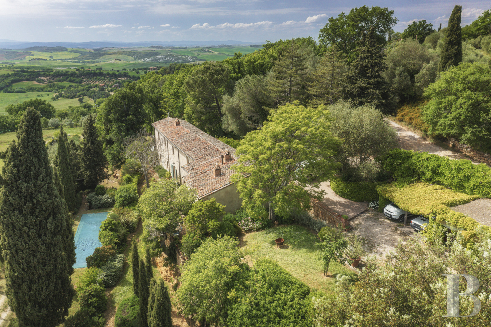 An old olive grove farmhouse restored to its former glory, overlooking the countryside in the Val d'Orcia in Tuscany - photo  n°34